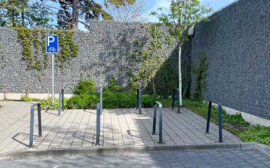 Fahrradparkplatz, der Bereich ist durch ein Schild gekennzeichnet.