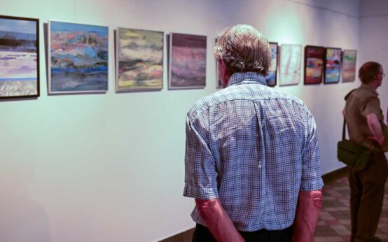 Besucher in der Ausstelung von Erika Herbst-Schmitt