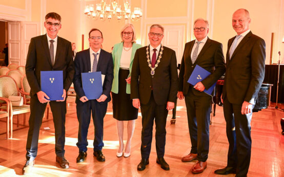 Verleihung des Carol Nachmann Preis 2023, alle Preisträger zusammen mit OB Gert-Uwe Mende und Stadtverordnetenvorsteher Dr. Gerhard Obermayr