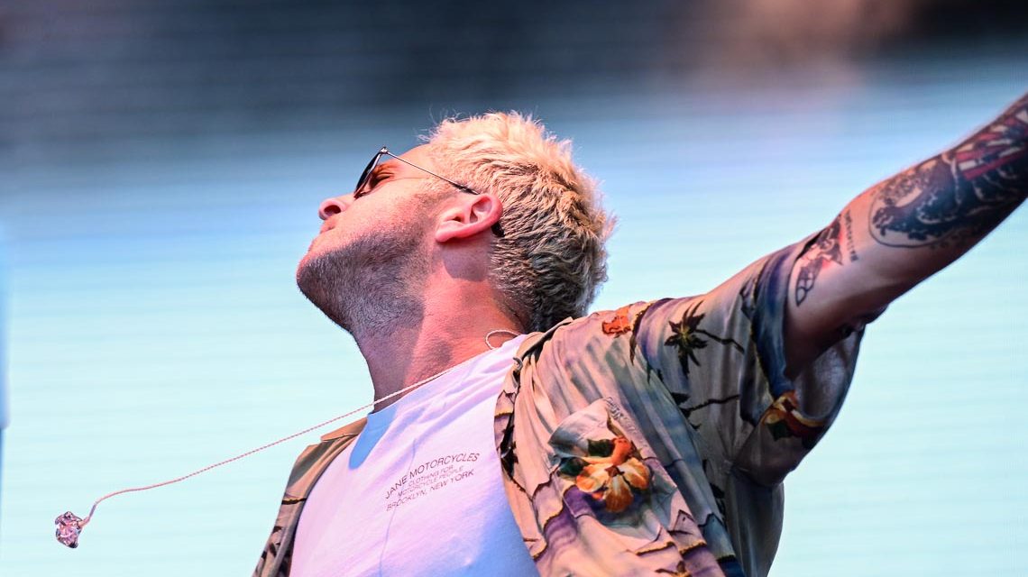 Ryan Tedder auf der Bühne beim Open Air Konzert in der Brita Arena