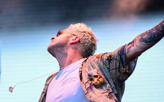 Ryan Tedder auf der Bühne beim Open Air Konzert in der Brita Arena