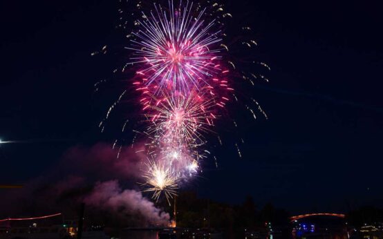 Feuerwerk Über dem Schiersteiner Hafen zum Schiersteiner Hafenfest