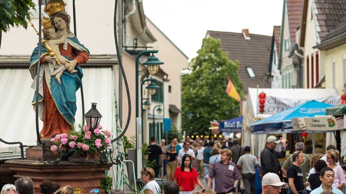 Gassen von Hochheim beim Hochheimer Weinfest