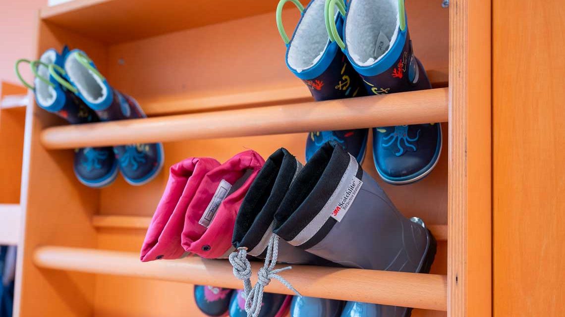 Kita-Dezernent Christoph Manjura, Symbolbid Stiefel im Regfaö