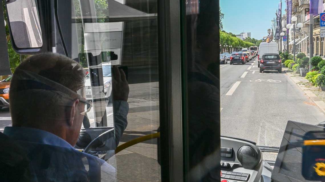 Wenn die Busspur blockiert ist. Wiesbadener Busse jetzt mit Front-Kamera unterwegs.