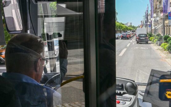 Wenn die Busspur blockiert ist. Wiesbadener Busse jetzt mit Front-Kamera unterwegs.