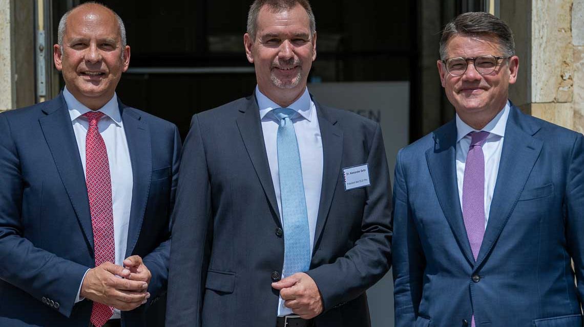 Justizminister Prof. Dr. Roman Poseck, der neue OLG-Präsident Dr. Alexander Seitz sowie Ministerpräsident Boris Rhein
