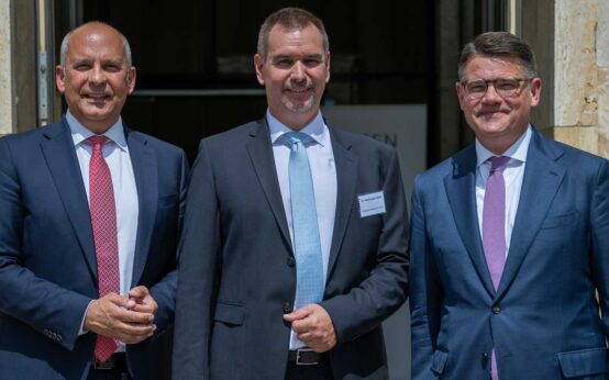 Justizminister Prof. Dr. Roman Poseck, der neue OLG-Präsident Dr. Alexander Seitz sowie Ministerpräsident Boris Rhein