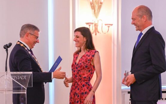 Foto oben – Verleihung des Ludwig-Beck-Preis für Zivilcourage: Dr. Gert Obermayr, Theresa Breuer und OB Gert-Uwe Mende. ©2023 Volker Watschounek