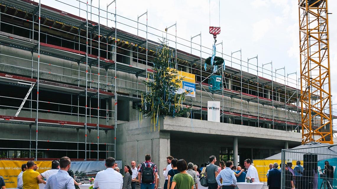 Richtfest für Neubau der Fahrerlaubnis- und Zulassungsbehörde in Schierstein