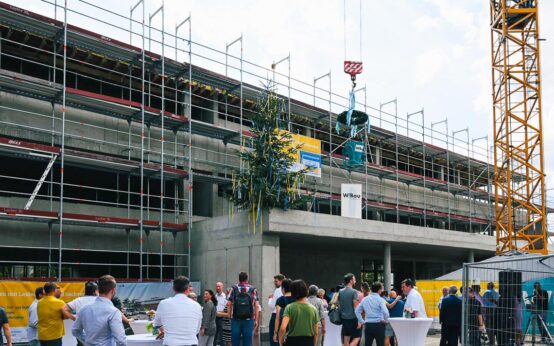 Richtfest für Neubau der Fahrerlaubnis- und Zulassungsbehörde in Schierstein