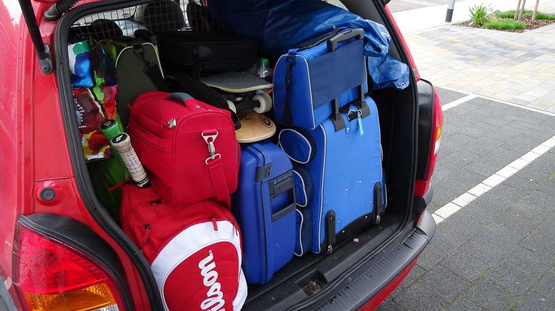 Urlaubsstimmung: Taschen, Koffer … Auto gepackt. Jetzt kann es losgehen.