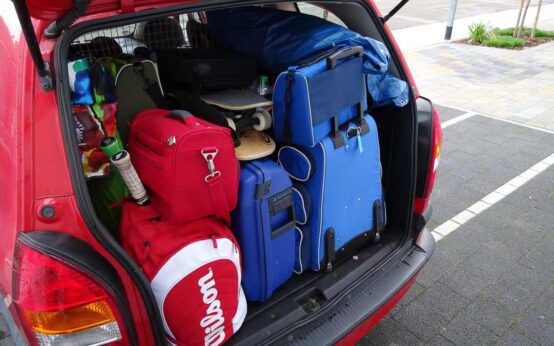 Urlaubsstimmung: Taschen, Koffer … Auto gepackt. Jetzt kann es losgehen.