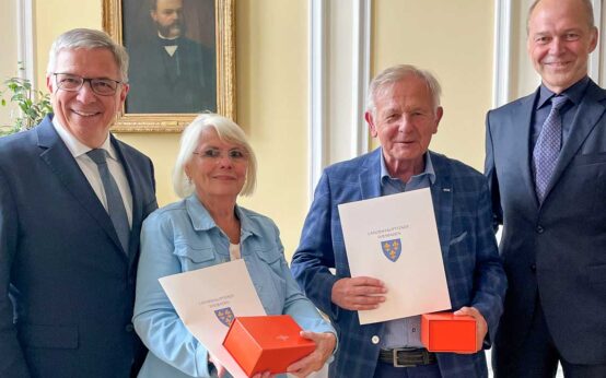 Würdigung für Gaby Wolf und Rainer Schuster, im Bild zusammenfit OB Gert-Uwe Mende und Stadtverordnetenvorsteher Dr. Gerhard Obermayr