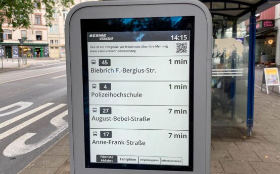 Digitaler Haltestellenaushang: Pilotprojekt an zwei Haltestellen gestartet