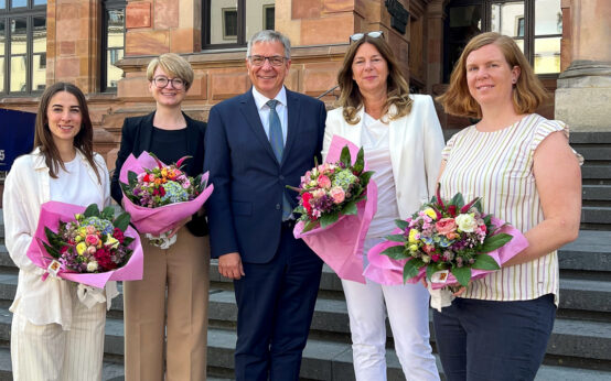 v.l.n.r.: Maral Koohestanian (Dezernentin für Smart City, Europa und Ordnung), Dr. Patricia Becher (Dezernentin für Soziales, Bildung und Wohnen), Oberbürgermeister Gert-Uwe Mende, Bürgermeisterin Christiane Hinninger und Milena Löbcke (Dezernentin für Integration und Recht, Gesundheit und Tierschutz).