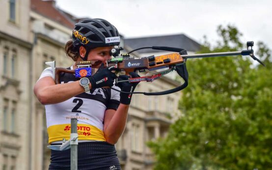 Julia Simon beim City-Biathlon in Wiesbaden 2020