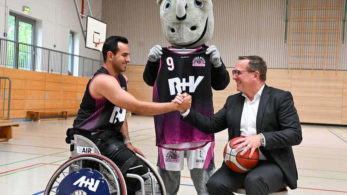 Rhine River Rhinos: Mojtaba Kamali reicht Jens Hasserlbächer die Hand un begrüßt im im team der Rhine River Rhinos.