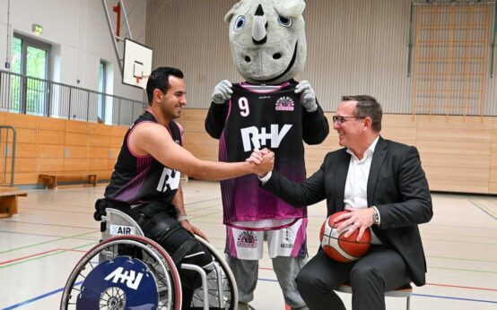 Rhine River Rhinos: Mojtaba Kamali reicht Jens Hasserlbächer die Hand un begrüßt im im team der Rhine River Rhinos.