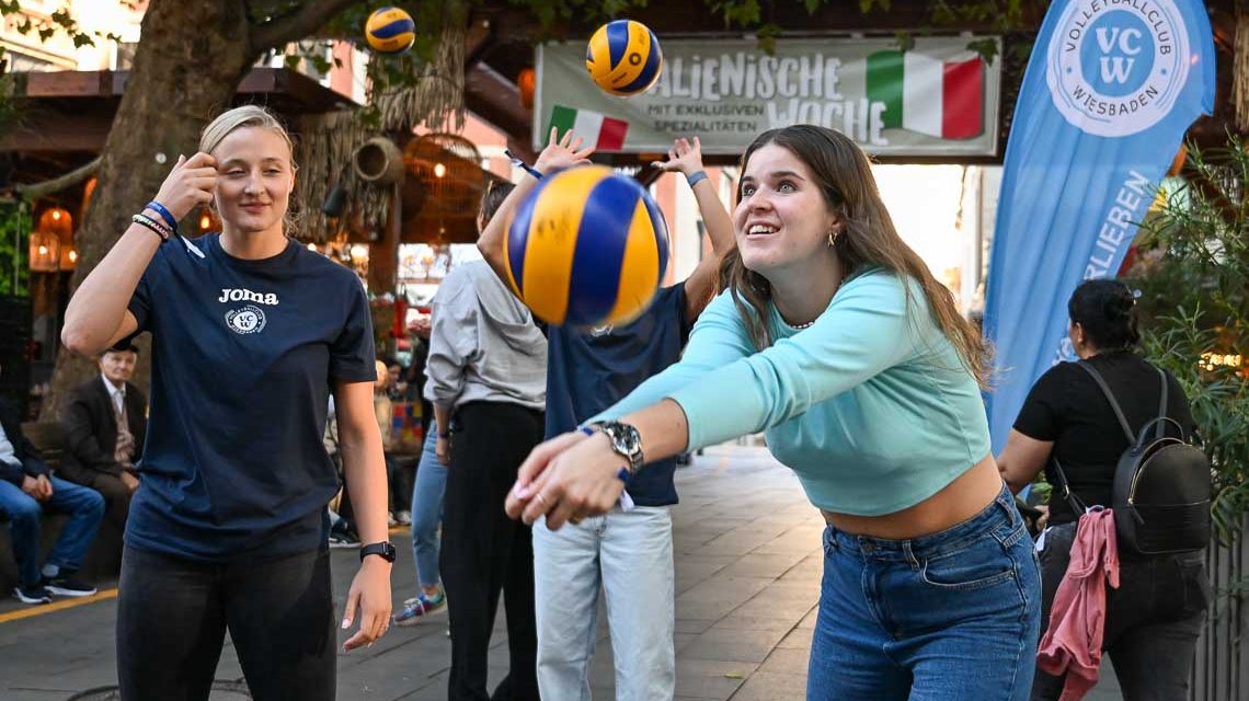 Wiesbadens Bundesliga-Volleyballerinnen verwandeln den Mauritiusplatz in eine kleine Volleyballarena.