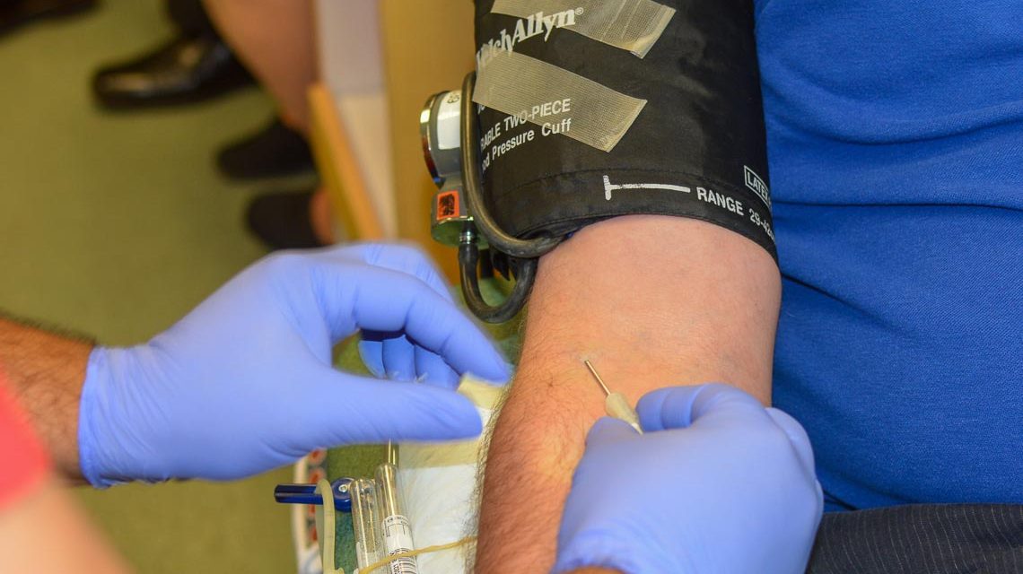 Person spendet Blut, Aktion der Lajna Imaillah