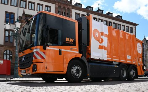 Batterie- und Wasserstoffbetriebener Müllwagen auf dem Schlossplatz vor dem Neuen Rathaus.