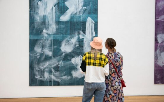 Besucher im Museum Wiesbaden schauen sich ein Bild an.