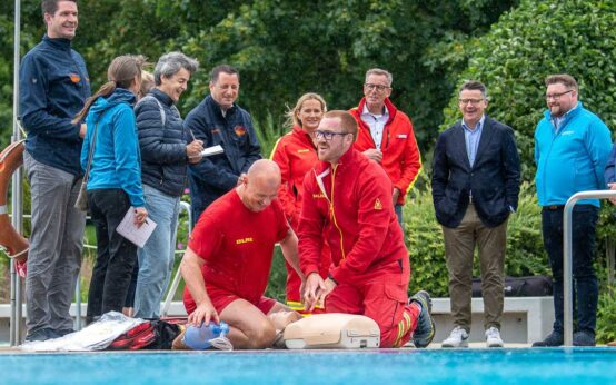 Sicherheit! Ministerpräsident Rhein informiert sich über die Arbeit von DLRG und Wasserschutzpolizei