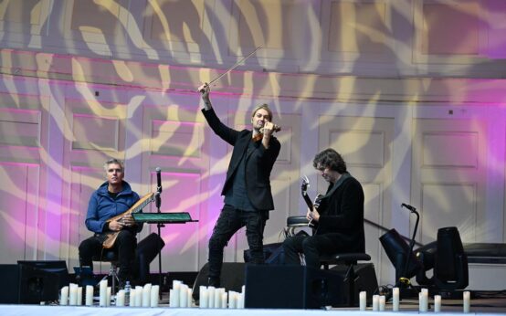 David Garrett präsentierte gemeinsam mit Roger van Wegberg (links) und Franck van der Heijden bei Rheingau Musik Festival im Kurpark Wiesbaden.