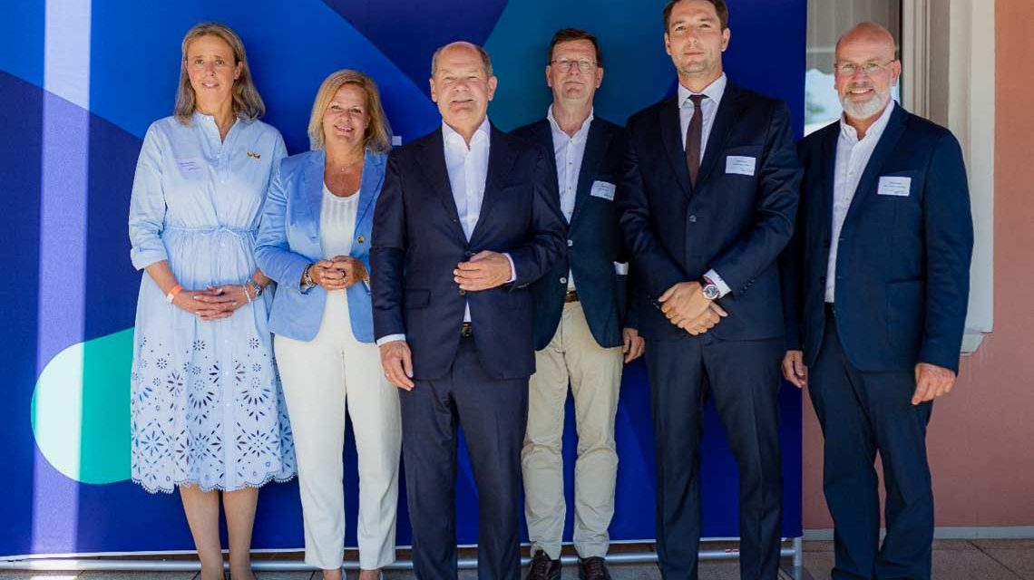 v.l.n.r Tatjana Steinbrenner, Vizepräsidentin Handelsverband Hessen; Nancy Faeser, Bundesinnenministerin; Olaf Scholz, Bundeskanzler; Gerald Kink, Präsident DEHOGA Hessen; Sven Rohde, Hauptgeschäftsführer Handelsverband Hessen; Oliver Kasties, Hauptgeschäftsführer DEHOGA Hessen