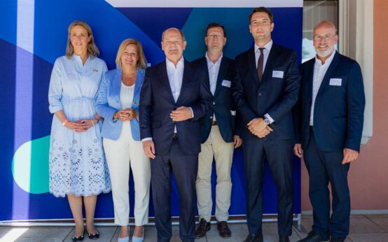 v.l.n.r Tatjana Steinbrenner, Vizepräsidentin Handelsverband Hessen; Nancy Faeser, Bundesinnenministerin; Olaf Scholz, Bundeskanzler; Gerald Kink, Präsident DEHOGA Hessen; Sven Rohde, Hauptgeschäftsführer Handelsverband Hessen; Oliver Kasties, Hauptgeschäftsführer DEHOGA Hessen