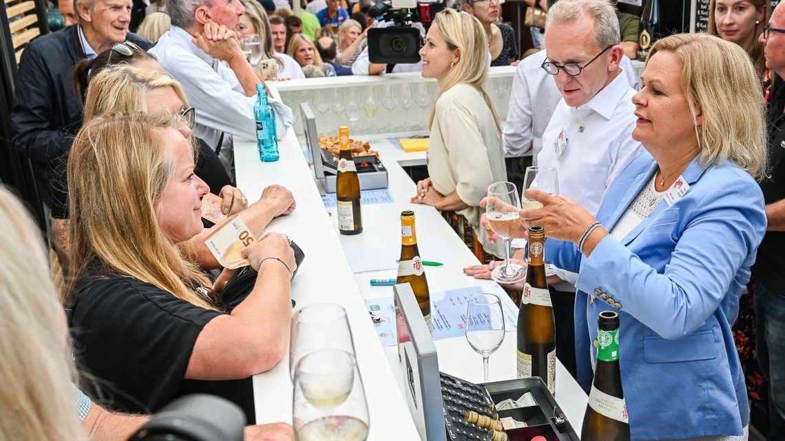 Bundesinnenministerin Nancy Faser am Weinstand von „Ihnen leuchtet ein Licht“.