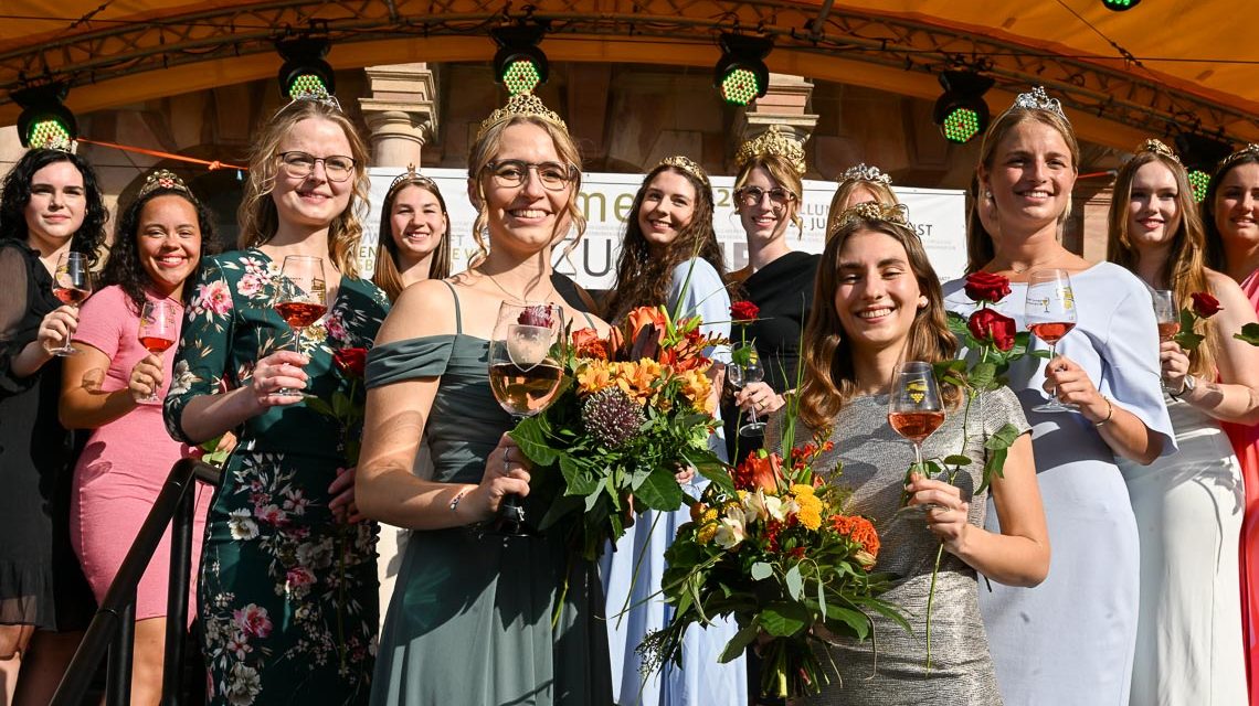 Weinkönigin Annkathrin Dötsch mit den Rheingauer Majestäten und Queenis.