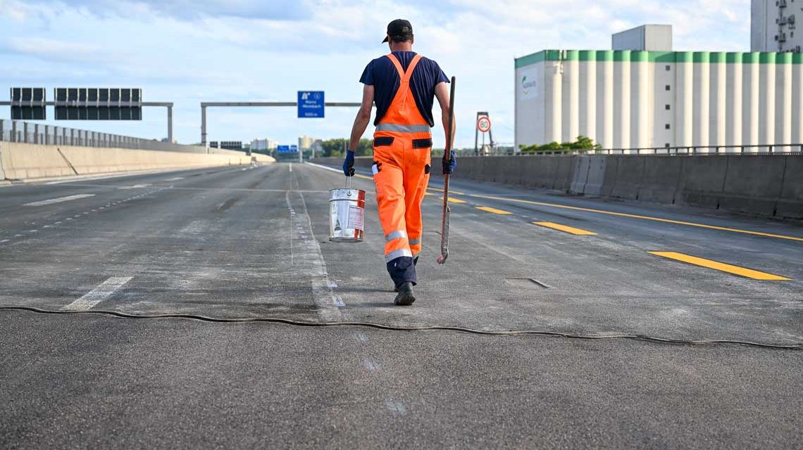 Straßenbauer bei Markierungsarbeiten auf der Schiersteiner Brücke.