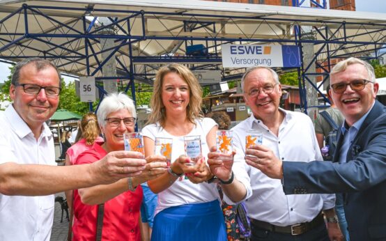 Foto: Gläser hoch auf die Weinwoche (v. l.): Thomas Weinert und Claudia Orthlauf-Blooß (Telefonseelsorge Mainz-Wiesbaden), Künstlerin Alice Born, Ralf Schodlok (Vorstandsvorsitzender der ESWE Versorgungs AG) sowie Berater Klaus Reese. ©2023 Paul Müller