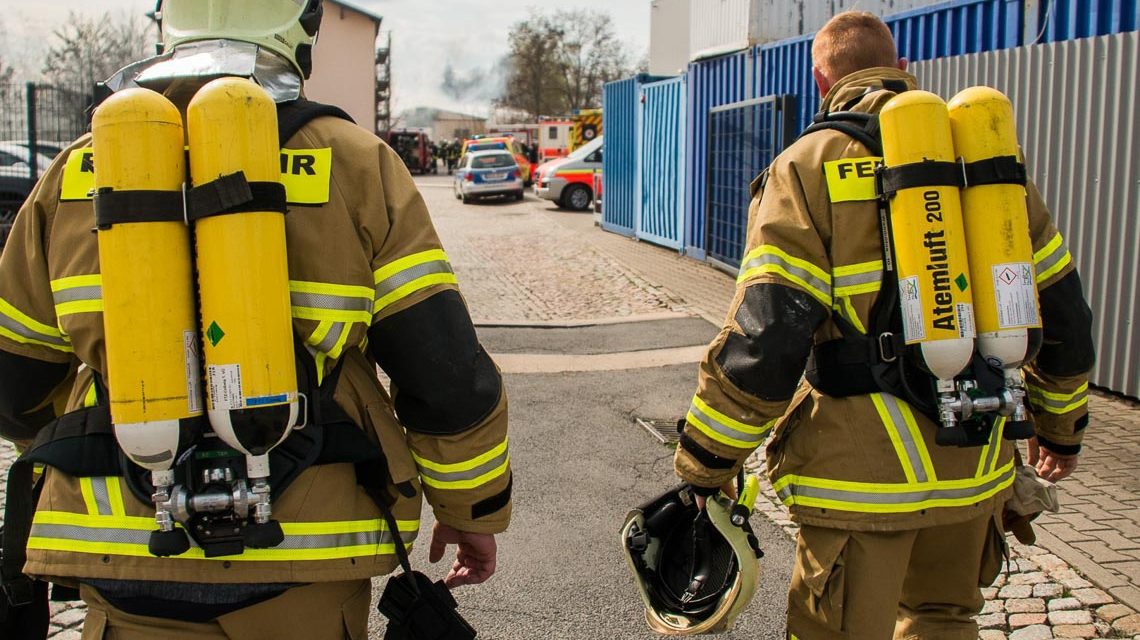 Großeinsatz: Zwei Feuerwehrmänner mit Atemschutz