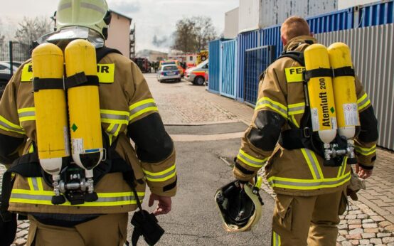 Großeinsatz: Zwei Feuerwehrmänner mit Atemschutz