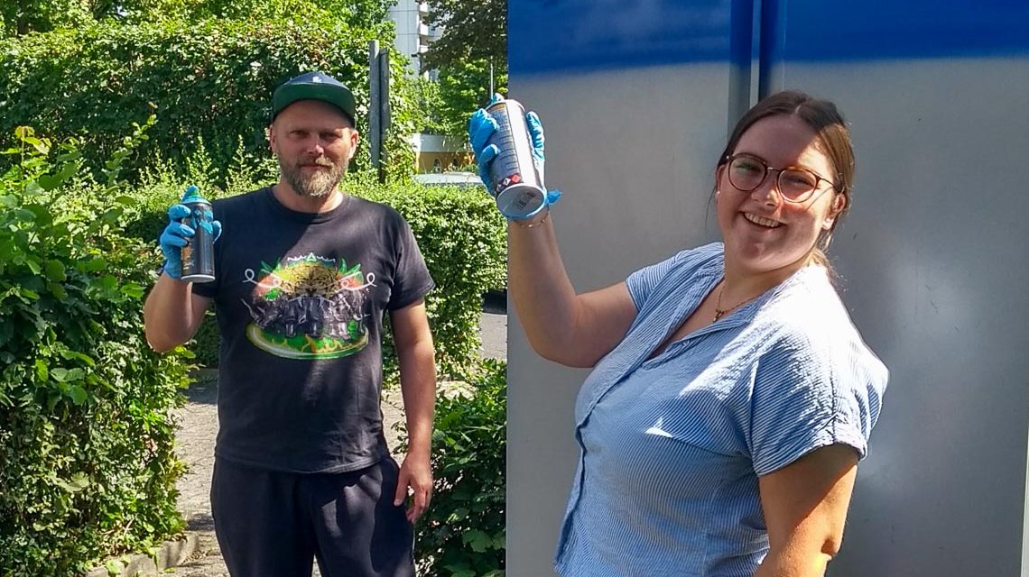 Graffiti-Künstler Arkadiusz Grajek gestaltet den Fairteiler-Schrank.