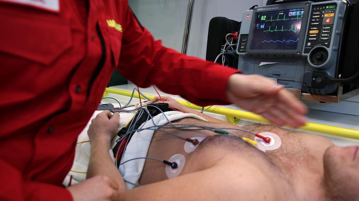 Rettungssanitäter: Mann liegt im Rettungswagen und ist am EKG angeschlossen: