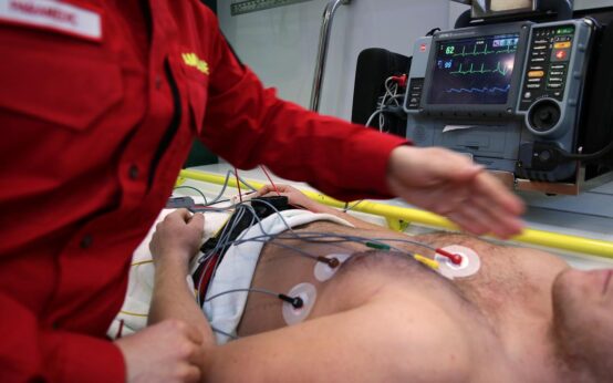 Rettungssanitäter: Mann liegt im Rettungswagen und ist am EKG angeschlossen: