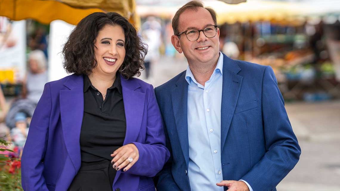 Mathias Wagner und Lara Klaes auf dem Wochenmarkt