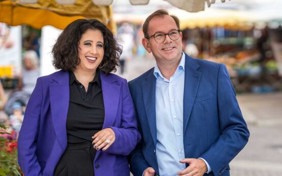 Mathias Wagner und Lara Klaes auf dem Wochenmarkt