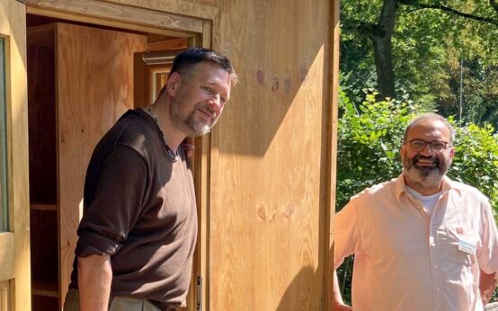 Matthias Röhrig (rechts), Leiter der Wiesbadener Teestube, ist froh, dass er einem weiteren Wohnungslosem ein Dach über dem Kopf vermitteln konnte. Das Minihäuschen ist ein Baustein, um Menschen, die auf der Straße Leben, eine Brücke zu bauen.