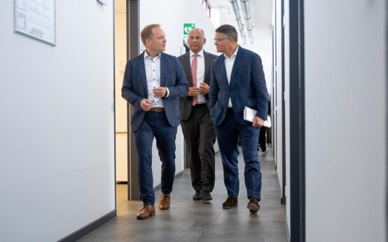 Oberstaatsanwalt Dr. Benjamin Krause, kommissarischer Leiter der ZIT mit Justizminister Roman Poseck und Ministerpräsident Boris Rhein während des Besuchs der Zentralstelle. Thema Cyberkriminalität.