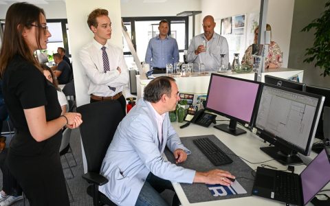 Kultusminister Prof. Dr. Alexander Lorz versucht sich als Bauzeichner bei JBI.