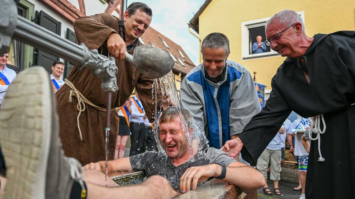 Marcel Ehrlich wird getunkt. Simon Rottloff genießt es.