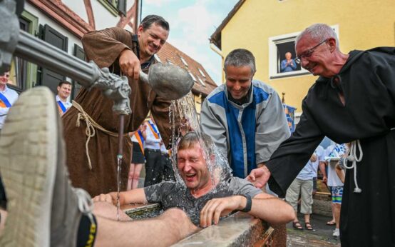 Marcel Ehrlich wird getunkt. Simon Rottloff genießt es.