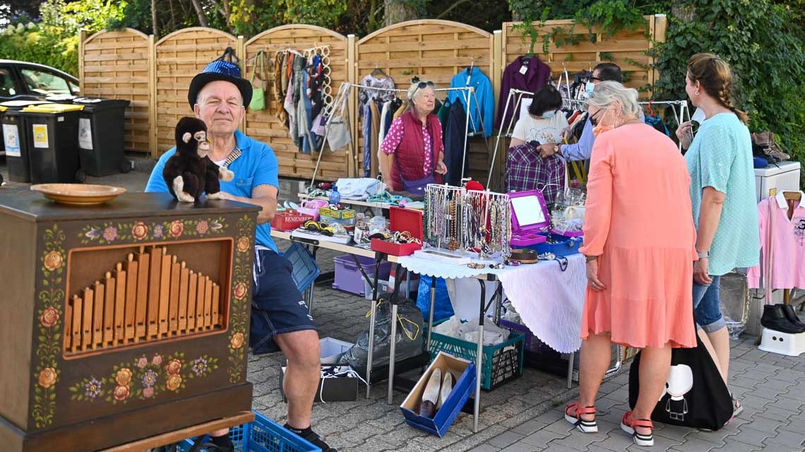1. Nordenstädter Hofflohmarkt, Wolfgang Heitzel mit Leierkasten in der Eichelhäherstraße