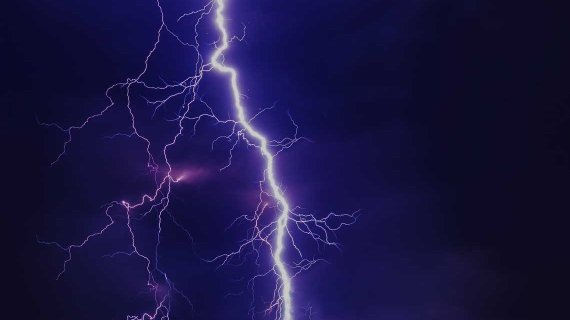 Blitze durchzucken die Nacht. Symbolbild.