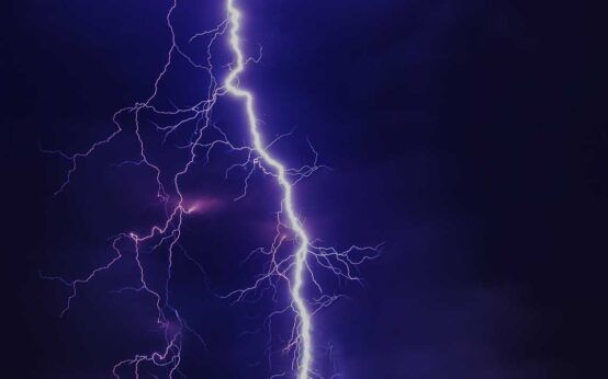 Blitze durchzucken die Nacht. Symbolbild.